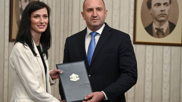 Кандидатът за премиер Мария Габриел и президентът Румен Радев по време на връчването на мандата за съставяне на правителство. Снимка: БГНЕС/ЕПА