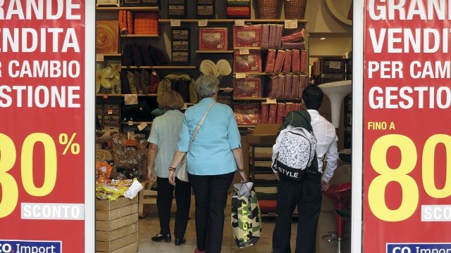 <p>
	През второто тримесечие на годината икономиката на Италия отново изпадна в рецесия. Снимка: Ройтерс</p>
