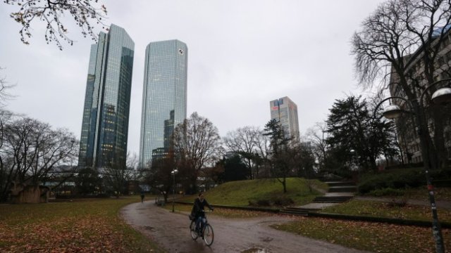 <p>
	Двете кули на централата на Deutsche Bank във Франкфурт. <em>Снимка: Bloomberg</em></p>
