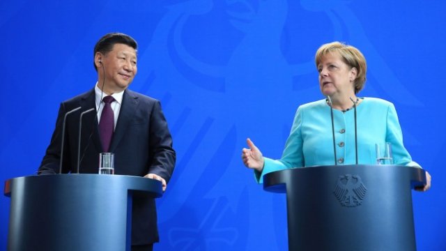 <p>
	Си Дзинпин няма причини да е недоволен от Ангела Меркел. <em>Снимка: Bloomberg</em></p>
