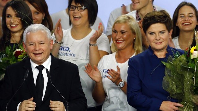 <p>
	Консервативната партия &quot;Право и справедливост&quot; на Ярослав Качински (вляво) се върна на власт миналата година, а премиер е Беата Шидло (вдясно).<em> Снимка: Архив Ройтерс</em></p>
