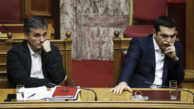<p>
	Финансовият министър Евклид Цакалотос (вляво) и премиерът Алексис Ципрас в гръцкия парламент. <em>Снимка</em>: <em>Ройтерс</em></p>
