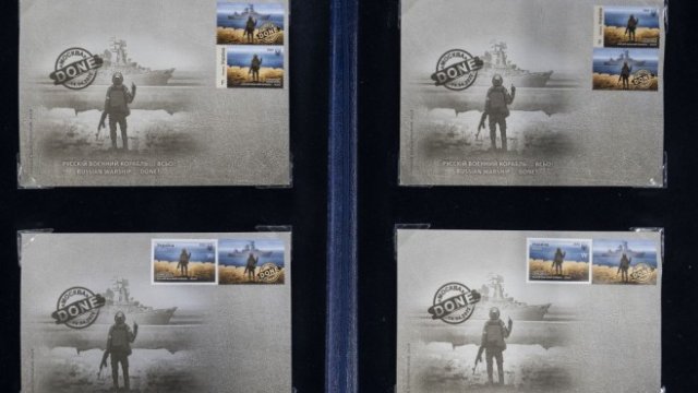 <p>
	<em>Змийският остров е част от серия марки на Украинските пощи, посветени на победите на украинските военни над руския флот. Снимка: President.gov.ua</em></p>
