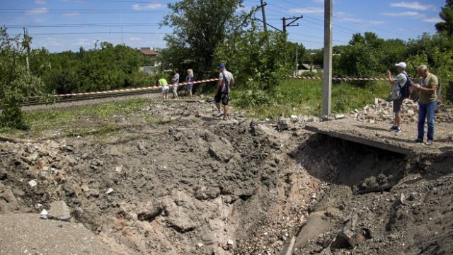 <p>
	Руски удар в близост до Харков. <em>Снимка:&nbsp;&nbsp;EPA/SERGEY KOZLOV</em></p>
