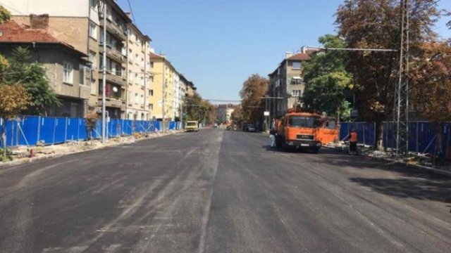 <p>
	Продължава изграждането на нови тротоари от двете страни на бул. &quot;Прага&quot;. <em>Снимка: Личен профил на кмета на София Йорданка Фандъкова във Facebook</em></p>
