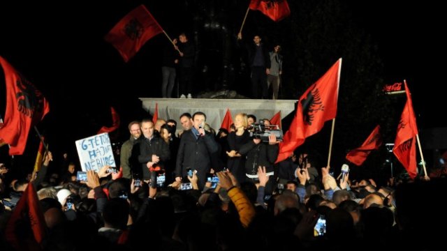 <p>
	<em>Албин Курти говори пред свои привърженици след победата си в неделя. Снимка: Ройтерс</em></p>
