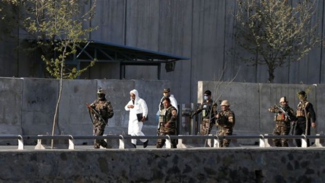 <p>
	Афганистанските сили за сигурност проверяват място, където е извършен самоубийствен атентат. <em>Снимка: Ройтерс</em></p>
