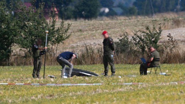 Полски разследващи работят на място и обследват паднал руски дрон в село Вохин, Източна Полша. Варшава регистрира 19 нарушения на полското въздушно пространство с дронове при руска атака. Снимка: EPA/WOJTEK JARGILO 