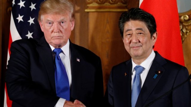 <p>
	Американският президент Доналд Тръмп и японският министър-председател Шиндзо Абе,.<em> Снимка: Ройтерс</em></p>
