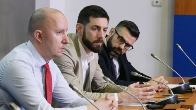 <p>
	<em>&nbsp;Михаил Кръстев (вляво), Владимир Сиркаров (по средата), Кузман Илиев (вдясно). Снимка: БГНЕС</em></p>
