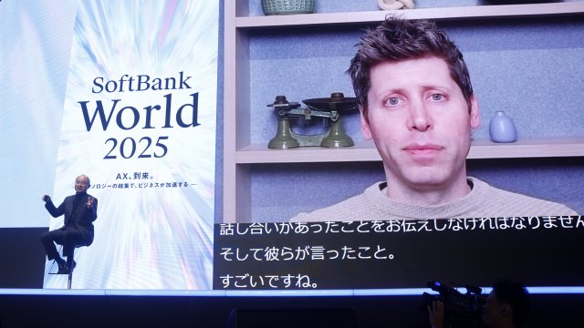 Председателят на SoftBank Масайоши Сон (вляво) и ръководителят на OpenAI Сам Алтман (на екрана вдясно) по време на събитие на SoftBank в Токио. Снимка: Bloomberg