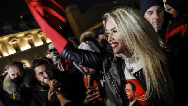 <p>
	<em>Привърженици на &quot;Самоопределение&quot; празнуват победата на движението в Прищина. Около 1,8 млн. души имаха право да гласуват за 120-местния парламент. Снимка: БГНЕС/EPA/VALDRIN XHEMAJ</em></p>
