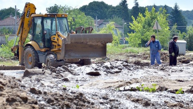 <p>
	След наводнението в село Константиново. <em>Снимка: БТА</em></p>
