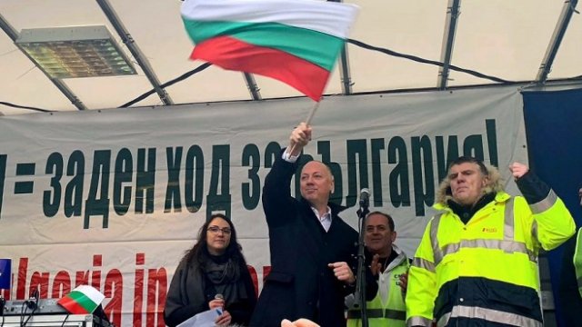 <p>
	Министърът на транспорта Росен Желязков на протеста на българските провезвачи в Брюксел. <em>Снимка: БТА</em></p>
