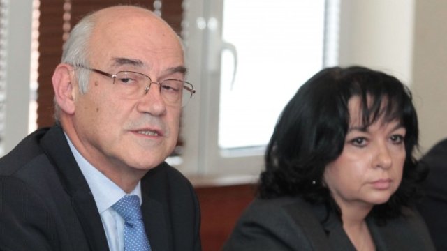 <p>
	Председателят на КЕВР Иван Иванов (ляво) и министърът на енергетиката Теменужка Петкова (дясно). <em>Снимка: Investor.bg</em></p>
