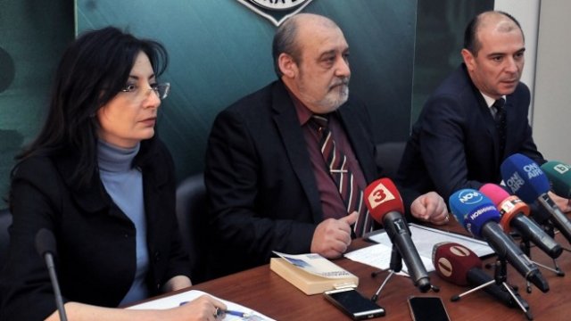 <p>
	Брифинг на прокурори в Бургас за разораните дюни. На снимката: Административният ръководител на Апелативна прокуратура &ndash; Бургас Любомир Петров, зам.-административният ръководител Йовита Григорова и директорът на ОД на МВР &ndash; Бургас старши комисар Калоян Калоянов (д). <em>Снимка: БТА</em></p>
