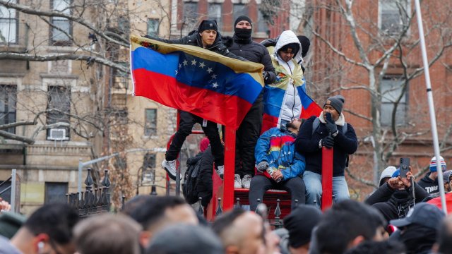 Протестиращи със знамето на Венецуела пред съда в Ню Йорк, където венецуелският президент Николас Мадуро бе обвинен в наркотрафик. Снимка: БГНЕС/EPA/OLGA FEDOROVA