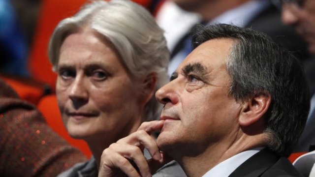 <p>
	Фийон със съпругата си. <em>Снимка: архив Ройтерс</em></p>
