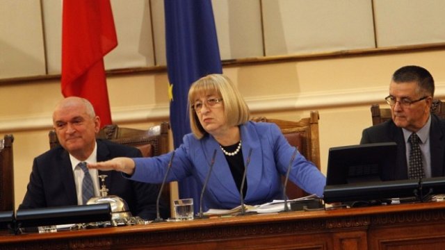 <p>
	<strong><span style="font-weight: normal">Цецка Цачева</span></strong> удари за последен път звънеца в пленарна зала като председател на 43-то Народно събрание.&nbsp;<em font-size:="" pt="" style="color: rgb(102, 102, 102);">Снимка: Олег Попов, Investor Media Group</em></p>
