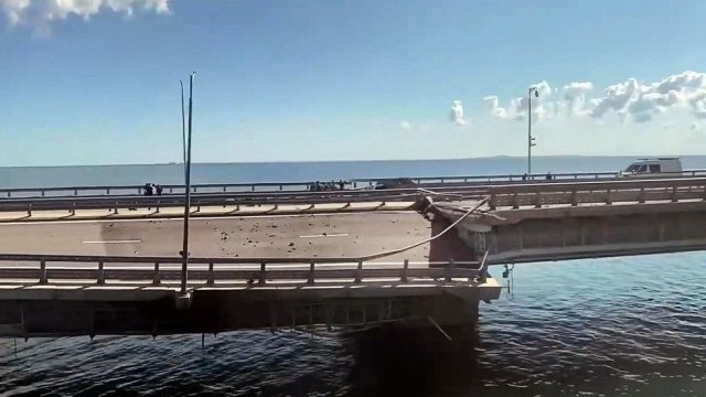 Пораженията, нанесени на Кримския мост при атака през 2023 г. Снимка:  Bloomberg LP