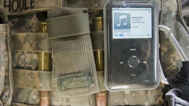 <p>
	iPod, прикачен към тактическата жилетка на американски войник в Афганистан през 2009 г. Снимка: <em>Архив Ройтерс</em></p>
