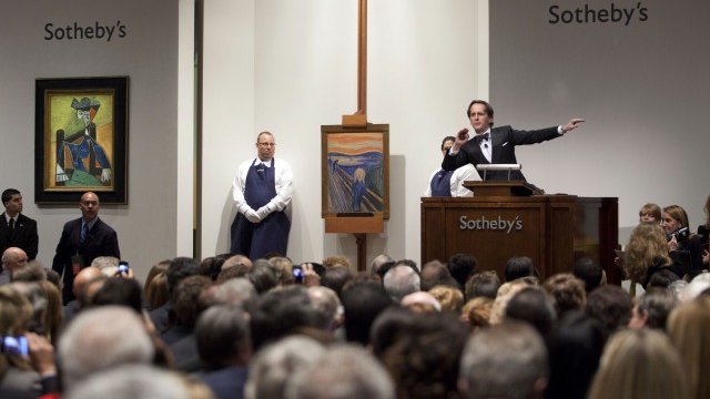 <p>
	Миналата година Sotheby's отчете приходи от 768,5 млн. долара, като повечето бяха от търгове на вина, произведения на изкуството и скъпоценни камъни. <em>Снимка: Ройтерс</em></p>

