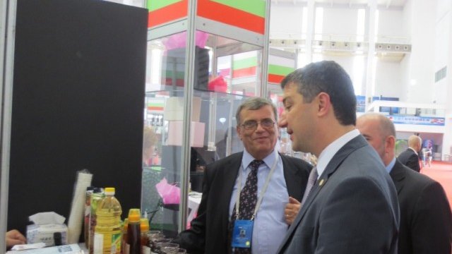 <p>
	Стойнев разглежда българския щанд на изложението. <em>Снимка: МИЕ</em></p>
