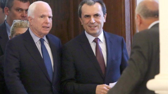 <p>
	Джон Маккейн (вляво) и Пламен Орешарски на срещата си в МС. <em>Снимка: БТА</em></p>
