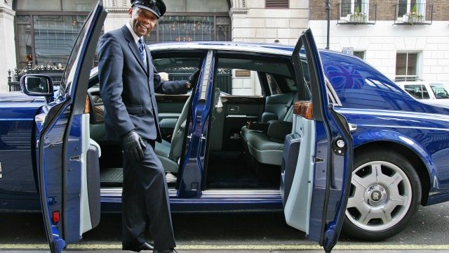 <p>
	Eдин от шофьорите на хотел &quot;Риц&quot; в Лондон показва луксозен Rolls-Royce Phantom, Снимка: <em>Ройтерс</em></p>
