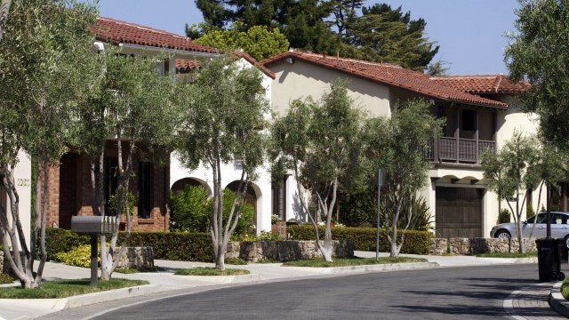 <p>
	Къщи, оценени на над 1 млн. долара, в Лос Гатос, щата Калифорния. <em>Снимка: Архив Ройтерс</em></p>
