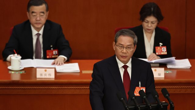 Премиерът Ли Цян говори пред парламента. Снимка: EPA/БГНЕС