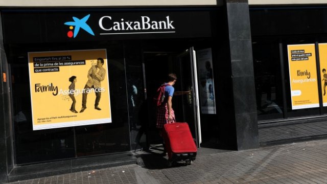 <p>
	CaixaBank и синята звезда в логото ѝ, проектирано от&nbsp;родения в Барселона художник Жоан Миро. <em>Снимка: Ройтерс</em></p>

