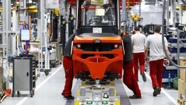 <p>
	Служители на&nbsp;Linde Material Handling GmbH работят във фабриката на компанията в Ашафенбург, Германия&nbsp;<em>Снимка: Alex Kraus/Bloomberg</em></p>
