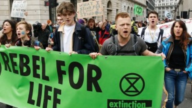 <p>
	Активисти за климата протестират в Лондон през април миналата година.&nbsp;<em>Снимка: Люк Макгрегър/Bloomberg</em></p>
