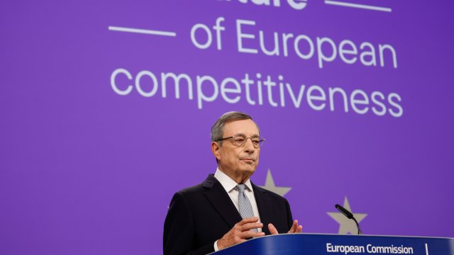 Марио Драги при представянето на доклада. Снимка: Simon Wohlfahrt/Bloomberg