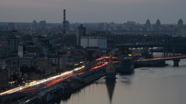 Изглед към Киев по време на спиране на тока. Снимка: Olga Ivashchenko/Bloomberg