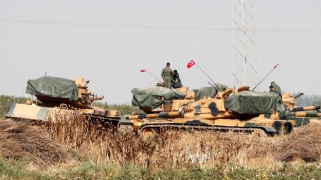 <p>
	Турски войници близо до турско-сирийската граница. <em>Снимка: Ройтерс</em></p>
