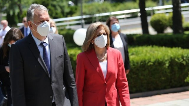 <p>
	Стела Кириакиду се срещна със здравния министър Стойчо Кацаров. <em>Снимка: БГНЕС</em></p>
