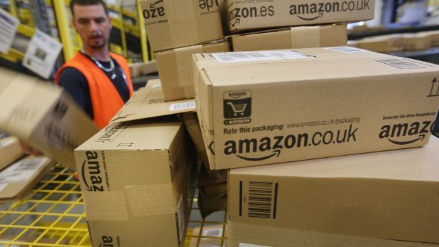 <p>
	Amazon е назначил повече служители в кол центровете и складовете си. <em>Снимка: Getty Images News</em></p>
