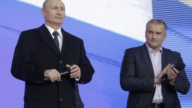 <p>
	Президентът Владимир Путин и гуверньорът на Крим Сергей Аксионов.<em> Снимка: Ройтерс</em></p>
