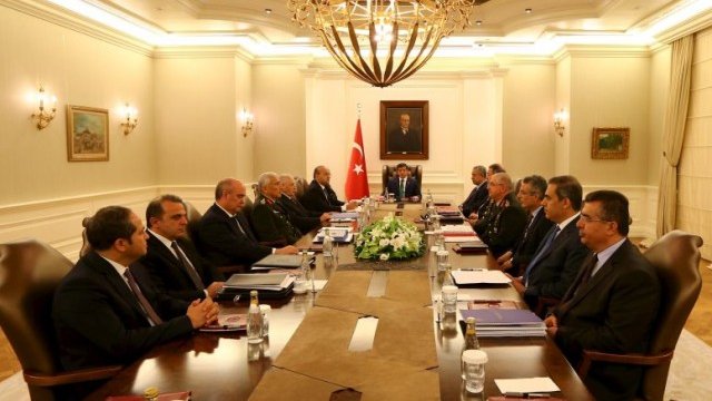 <p>
	Премиерът на Турция Ахмет Давутоглу председателства съвета за национална сигурност.<em> Снимка: Ройтерс</em></p>
