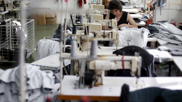 <p>
	Шивашка фабрика на гръцки предприемач в Благоевград. <em>Снимка: архив Ройтерс</em></p>
