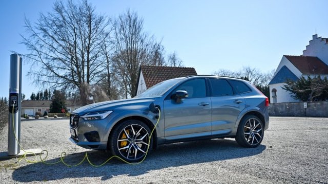 <p>
	Електрически модел на Volvo Car AB на зарядна станция в Симрис, Швеция. <em>Снимка: &nbsp;Mikael Sjoberg/Bloomberg</em></p>
