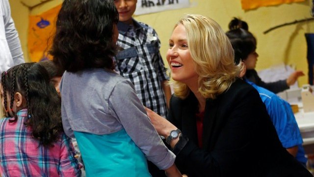 <p>
	Германският министър по семейните въпроси Мануела Швезиг на посещение в бежански център в Берлин. <em>Снимка: Ройтерс</em></p>
