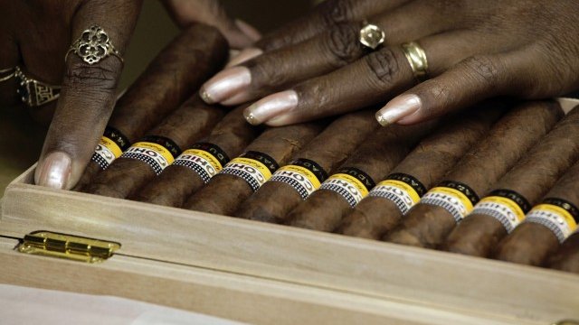 <p>
	Служителка във фабриката Partagas подрежда&nbsp;пури Cohiba. <em>Снимка: Ройтерс</em></p>
