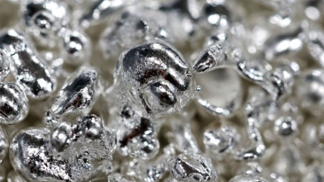 Евтиният петрол може да повлече надолу и металите	