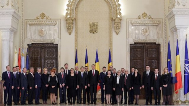 <p>
	Новото румънско правителство. <em>Снимка: Ройтерс</em></p>
