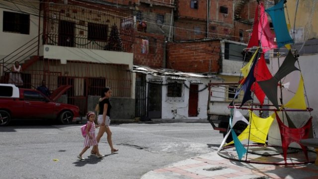 <p>
	Каракас малко преди Коледа. <em>Снимка: Ройтерс</em></p>
