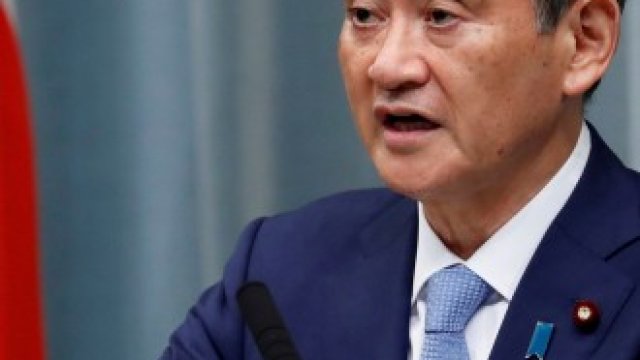 <p>
	<em>Снимка:&nbsp;Главният секретар на кабинета на Япония Йошихиде Суга / Архив на Ройтерс</em></p>
