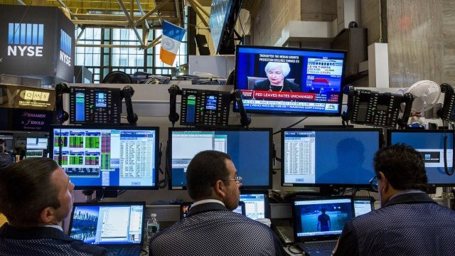 <p>
	Трейдъри на борсата в Ню Йорк по време на пресконференцията на Джанет Йелън. <em>Снимка: Ройтерс</em></p>
